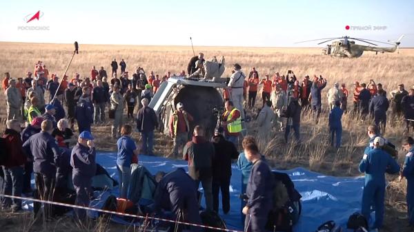 Спасатели извлекли экипаж "Союза МС-25" из спускаемого аппарата