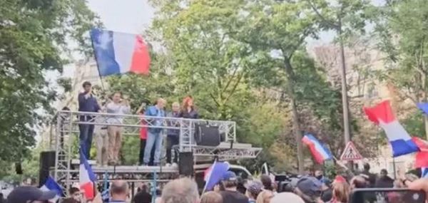 Импичмент Макрону вряд ли состоится, считает посол России в Париже