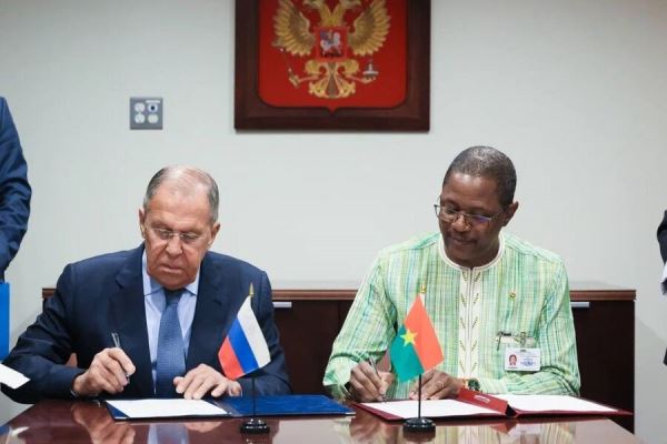 Лавров и глава МИД Буркина-Фасо договорились о неразмещении первыми оружия в космосе