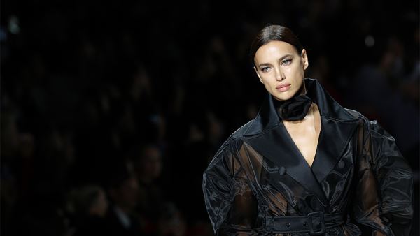 Ты куда, Хадид: супермодель вернулась на подиум на показе Saint Laurent