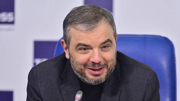 «Энергия, а не схожесть»: Тимур Вайнштейн о создании фильма «Руки Вверх!»